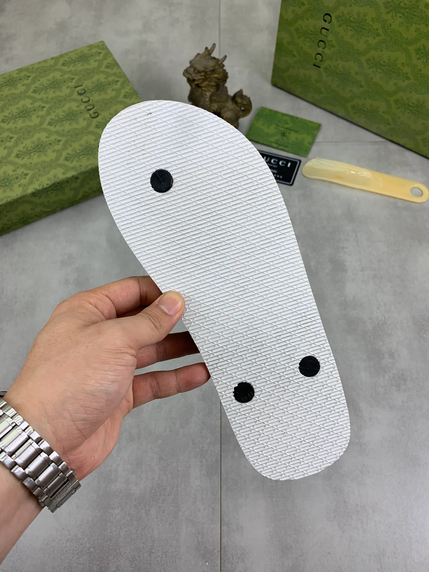 Men's men's shoes 💰P220💰【New style】🆘【GUCCI】Official website's popular Gucci adult couple 🧑‍🤝‍🧑 style, children's flip-flops are on sale at the counter simultaneously! Original fabric imported from Italy. Original bottom provided by the original factory. Size: Adult 36-45. Children’s size: 30-37. Multiple colors available.